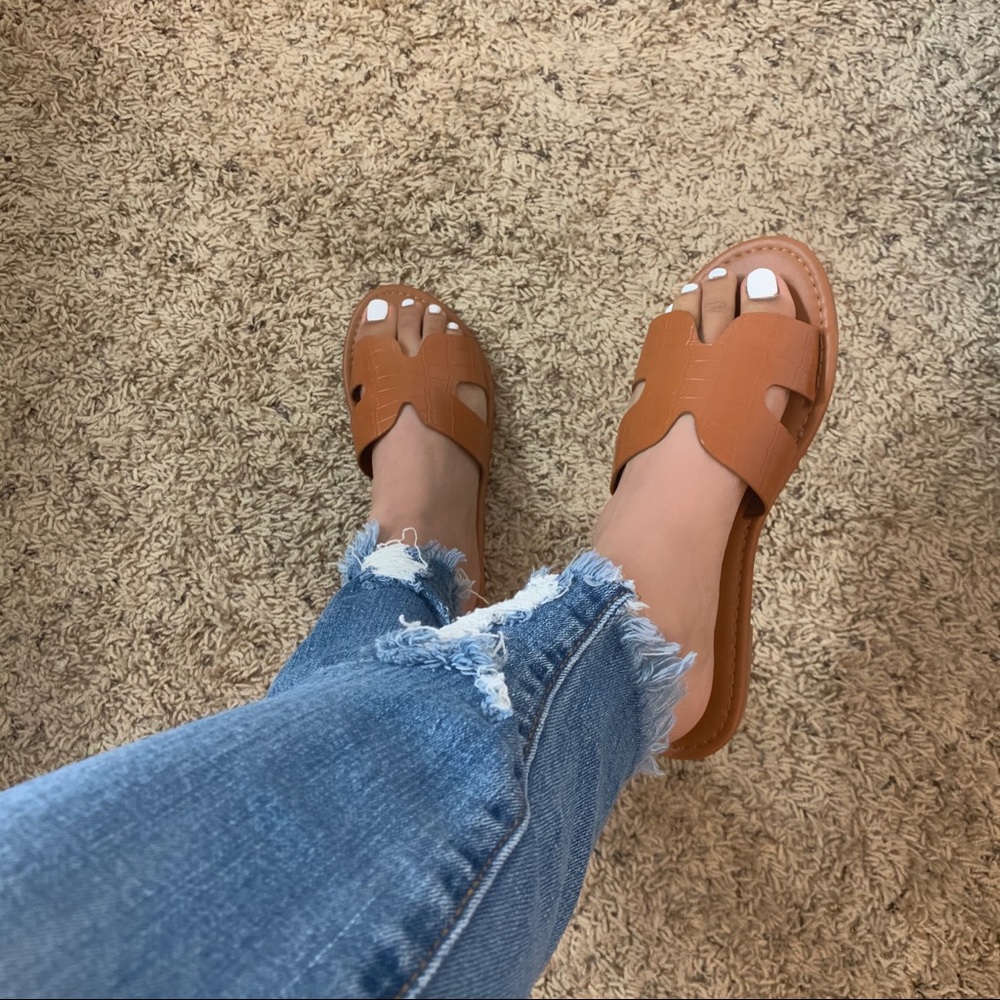 NEW Camila Sandal- in Tan - Picture 6 of 6